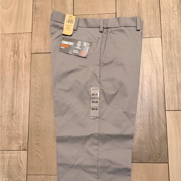 Dockers Men's Chino Pants in Tan and Light Gray - Picture 7 of 8